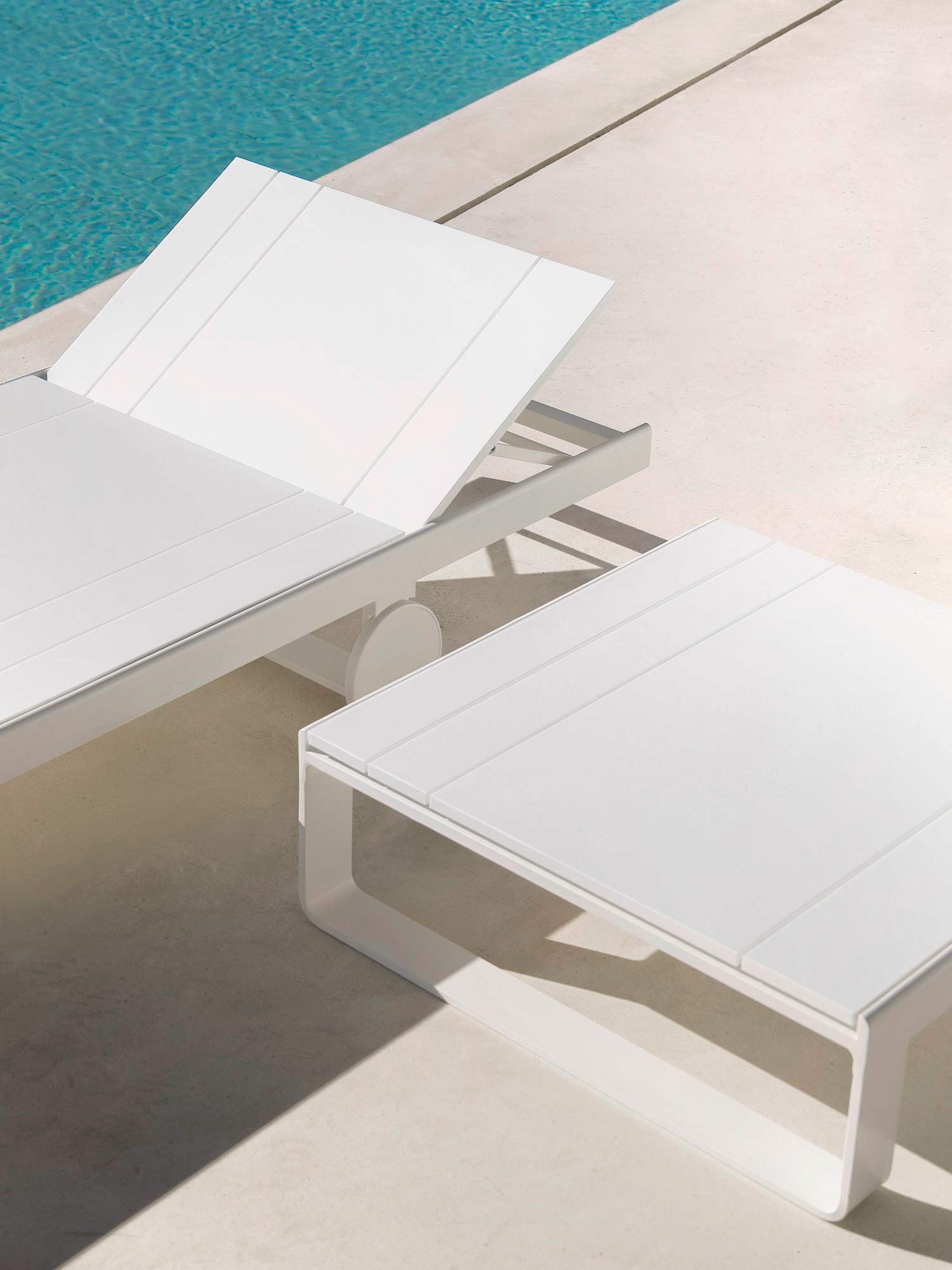 Flat Sun Bed by Mario Ruiz Gandia Blasco