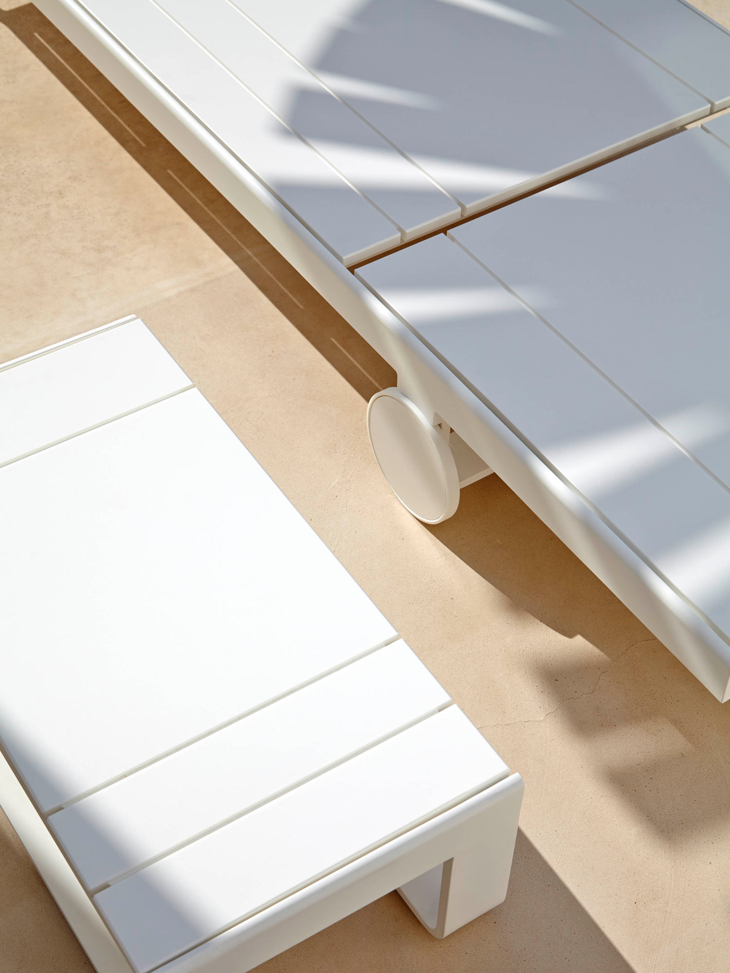 Flat Sun Bed by Mario Ruiz Gandia Blasco