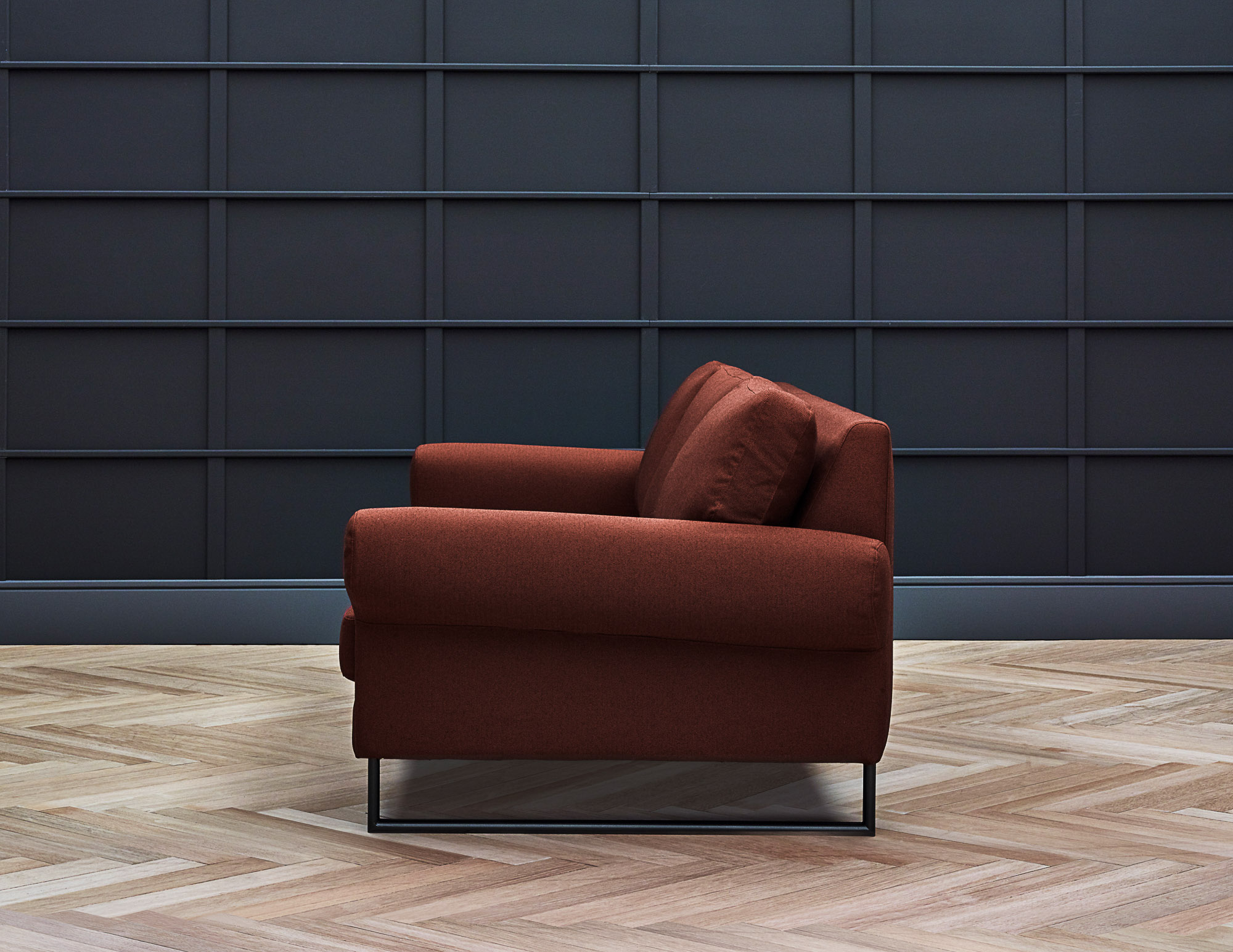 Magnus sofa. Suspended base version on U-shaped metal bases. Designed by Mario Ruiz for Joquer.