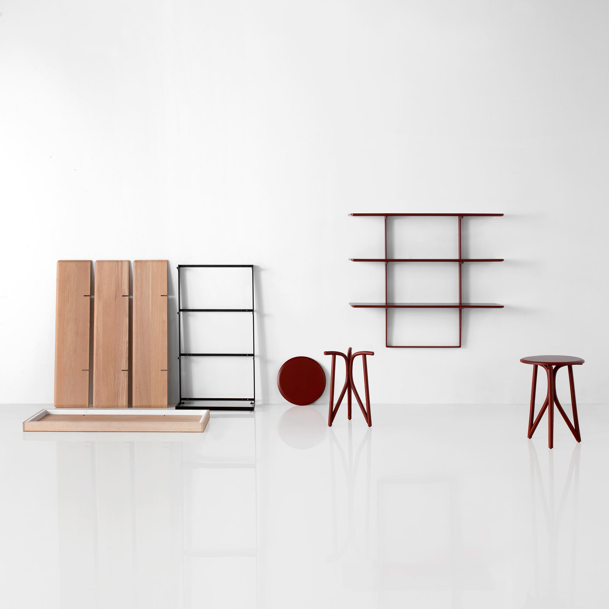 Team wall shelving and Kiri side table by Mario Ruiz for Expormim