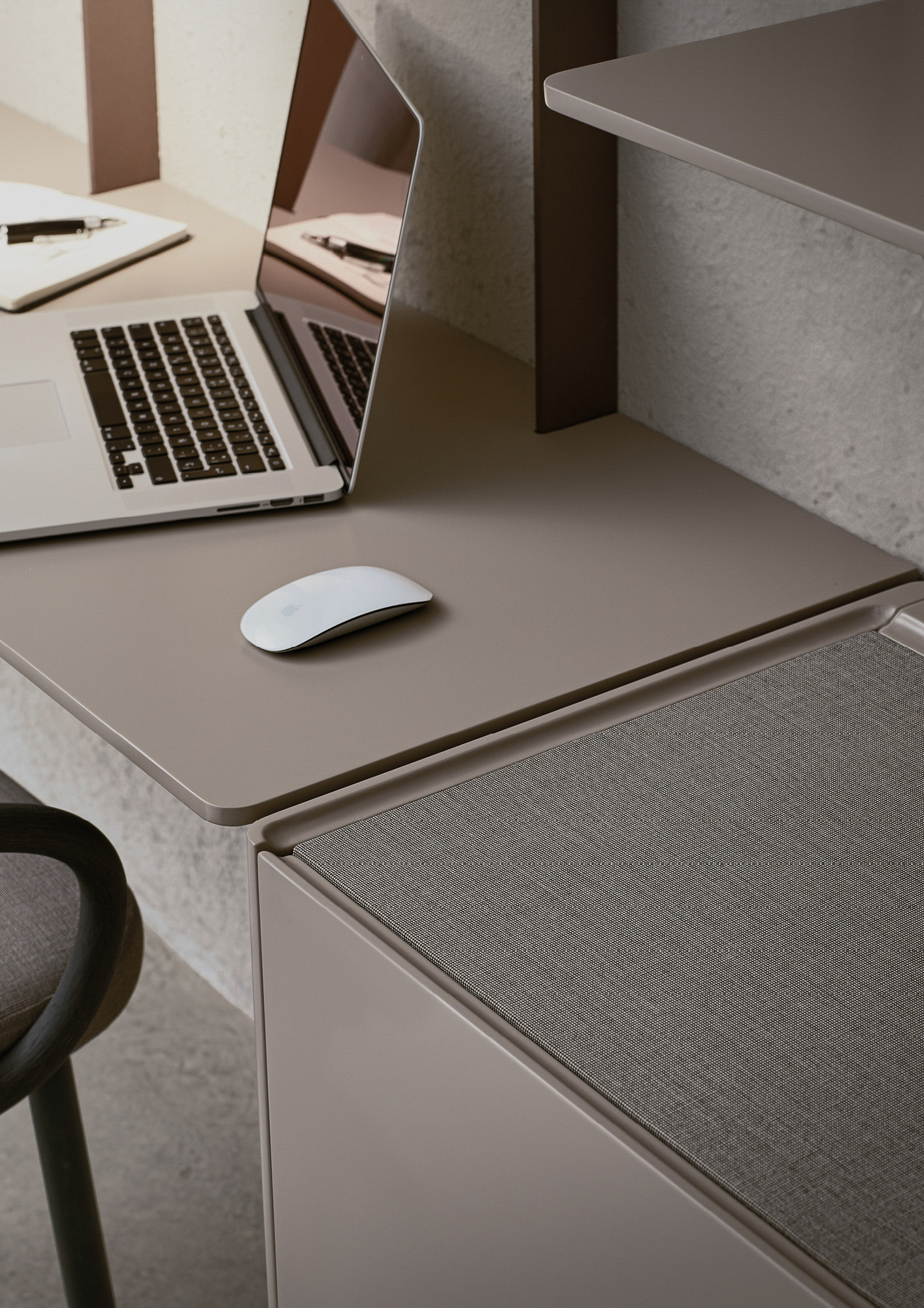 Team wall desk and shelving system designed by Mario Ruiz for Expormim