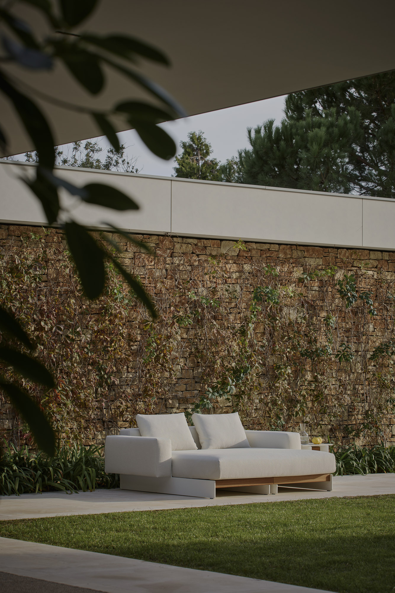 Sledd outdoor daybed designed by Mario Ruiz for Joquer