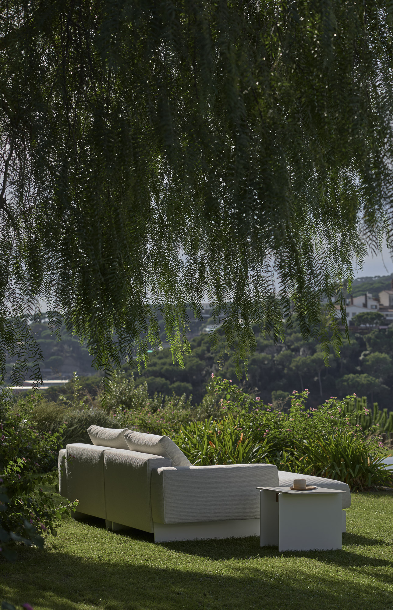 Sledd outdoor daybed and Axis Outdoor table designed by Mario Ruiz for Joquer
