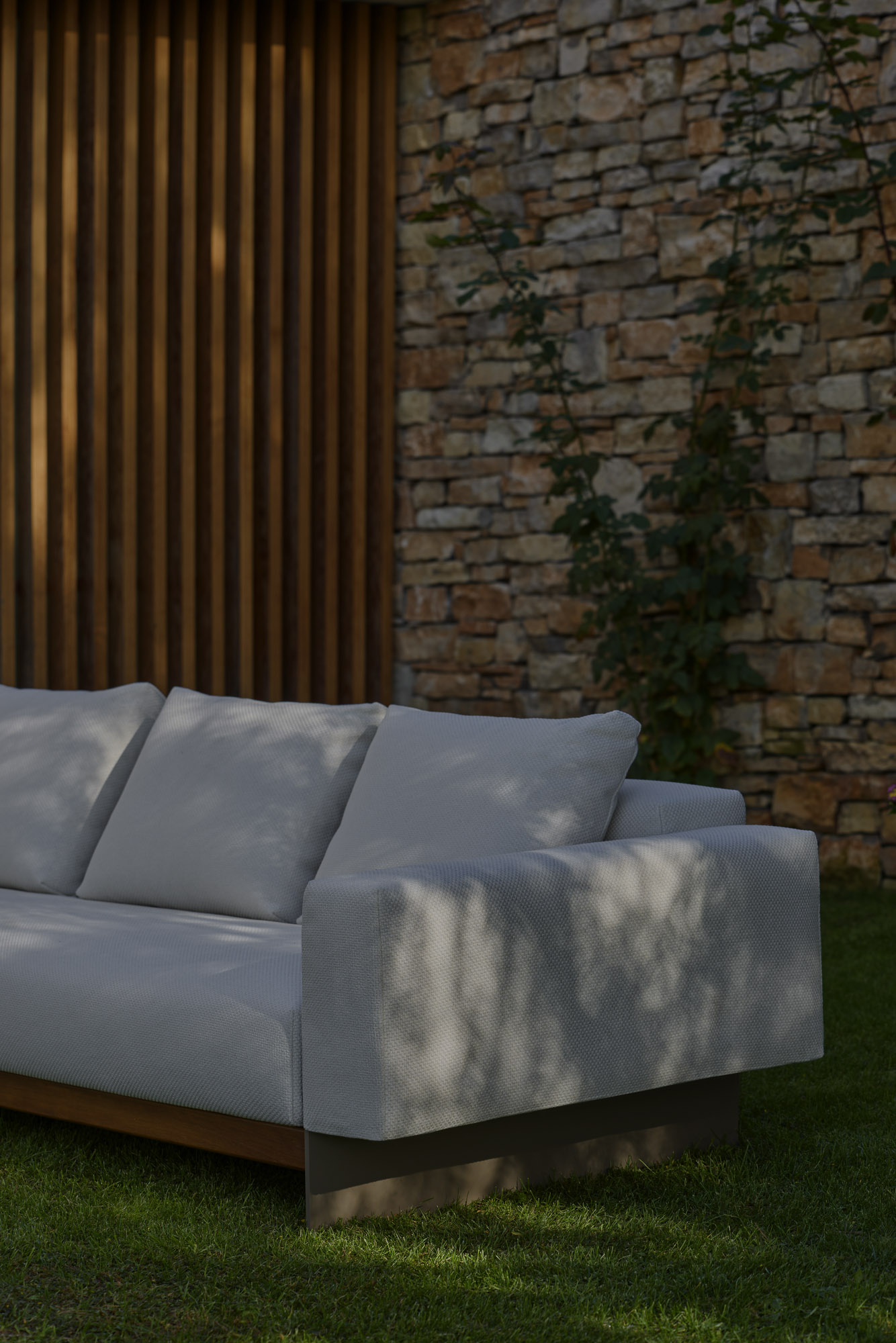 Sledd outdoor collection table designed by Mario Ruiz for Joquer