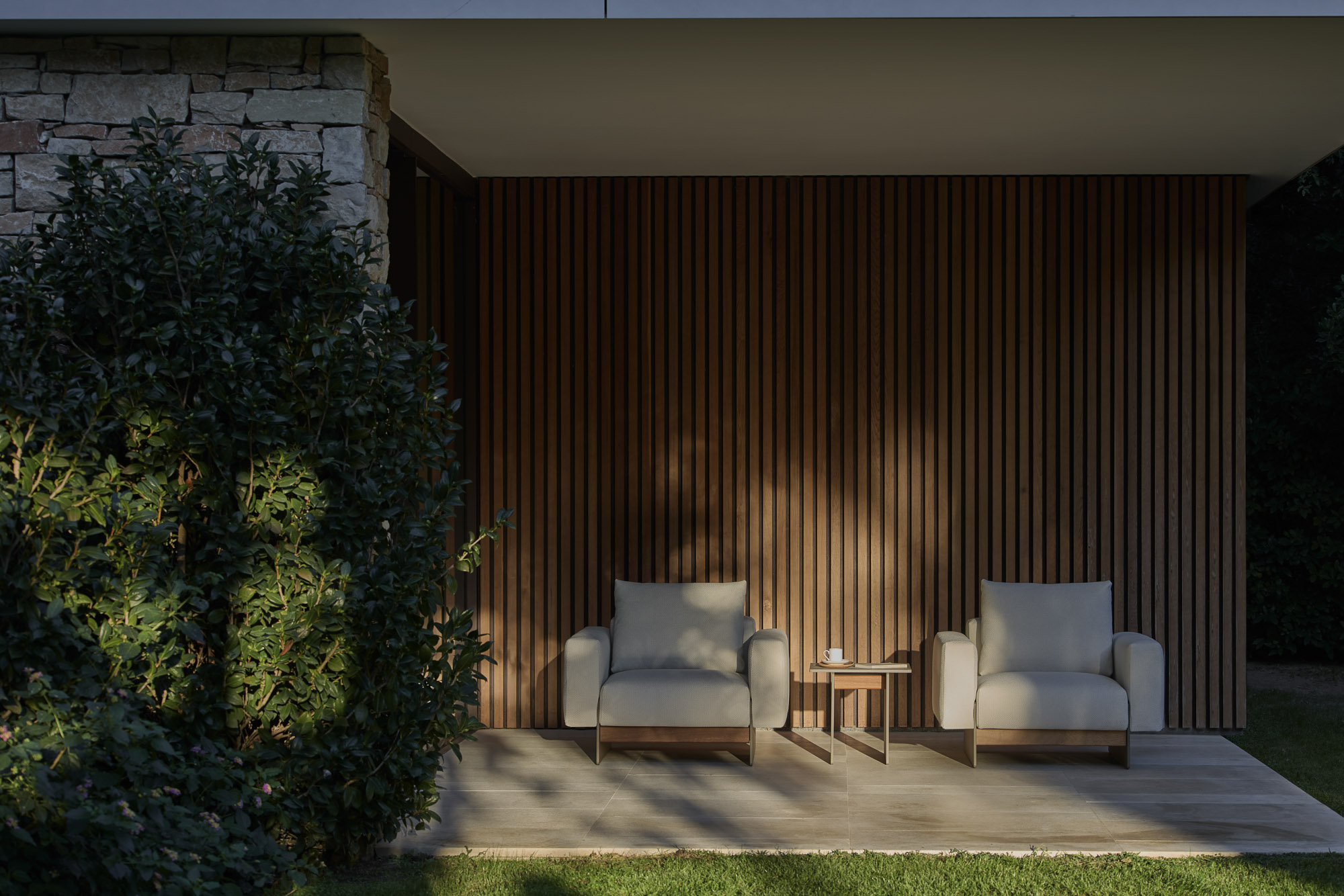 Sledd outdoor lounge chairs and Axis table designed by Mario Ruiz for Joquer